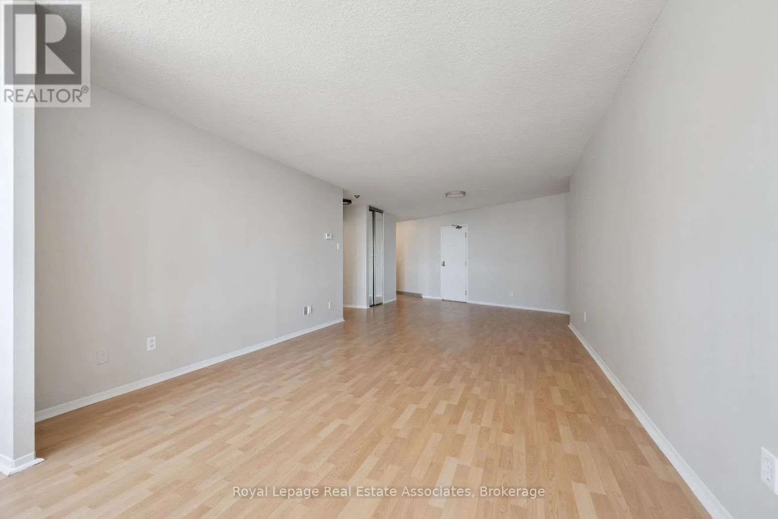 1004 - 260 QUEENS QUAY W
