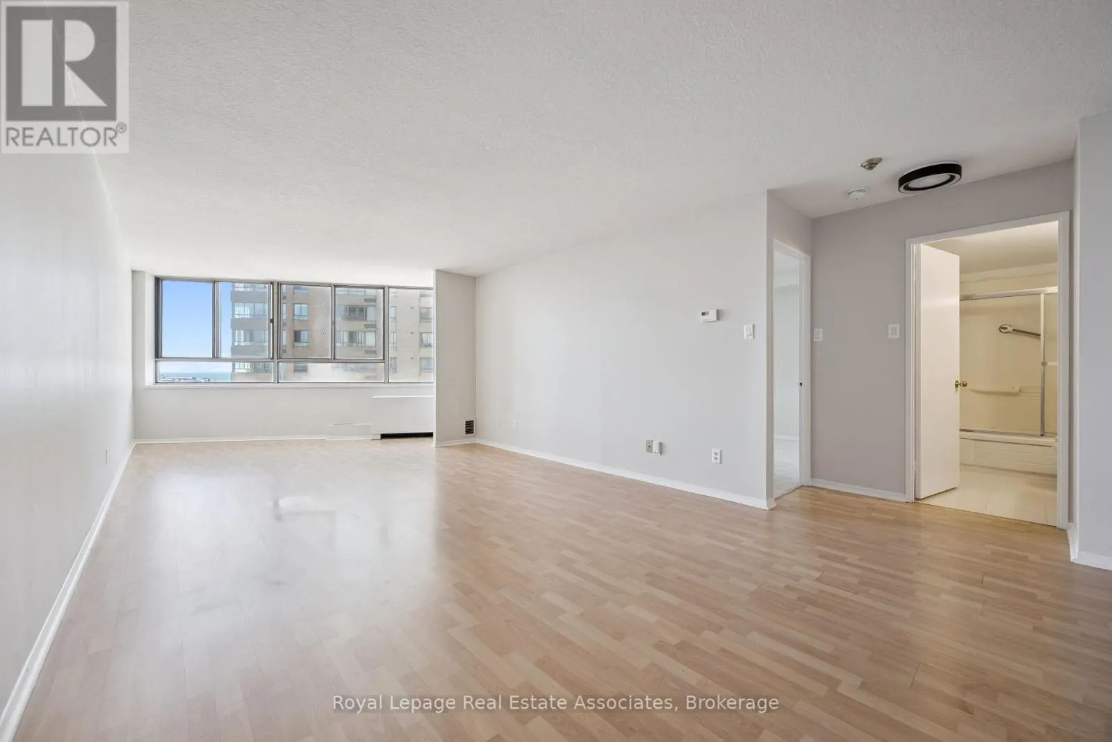 1004 - 260 QUEENS QUAY W