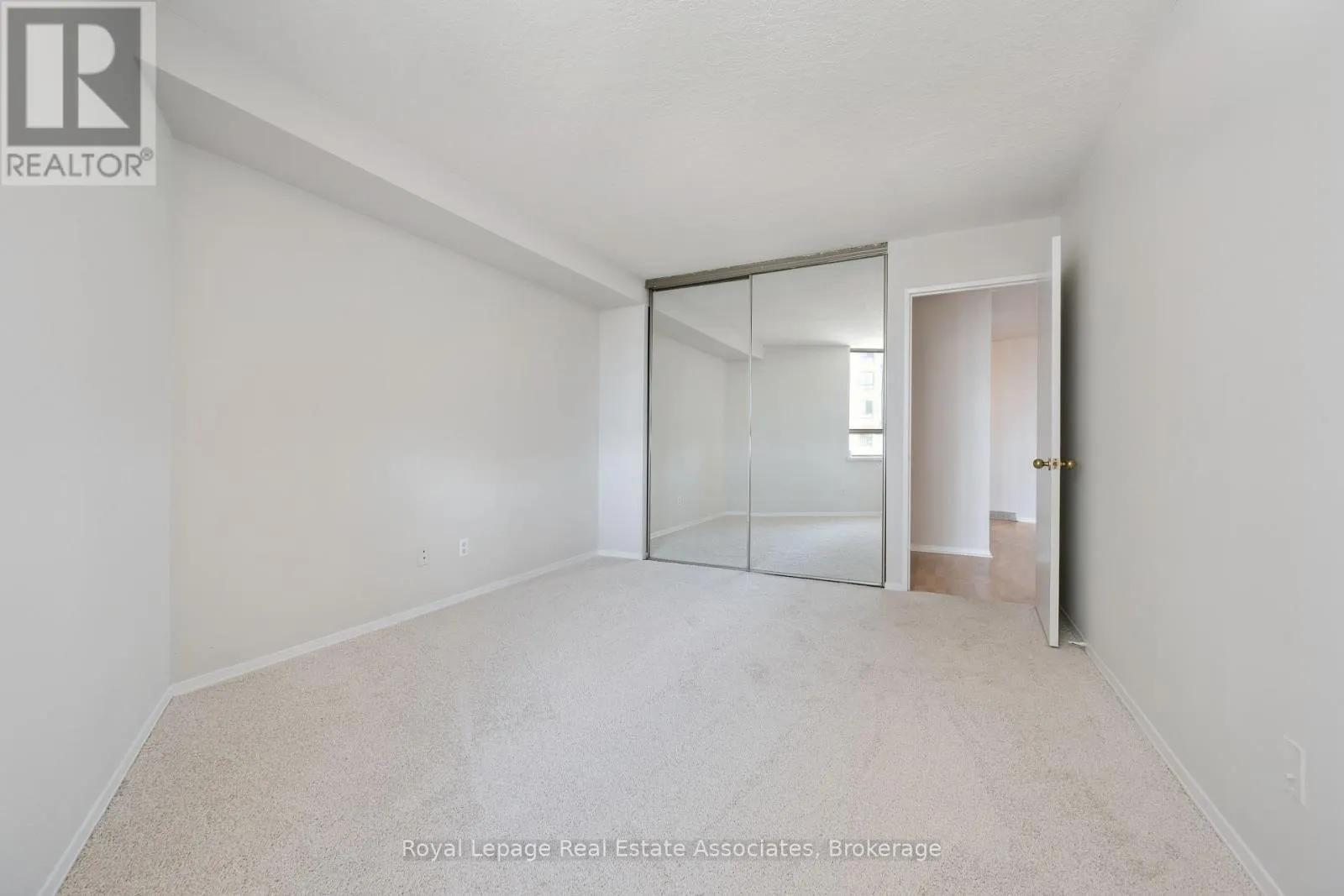 1004 - 260 QUEENS QUAY W