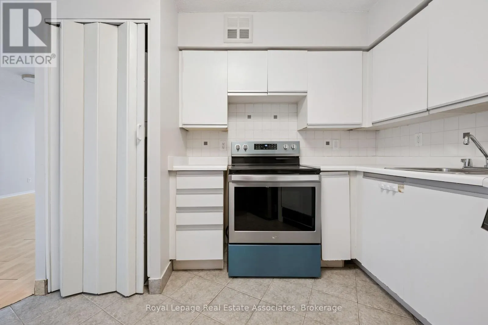 1004 - 260 QUEENS QUAY W