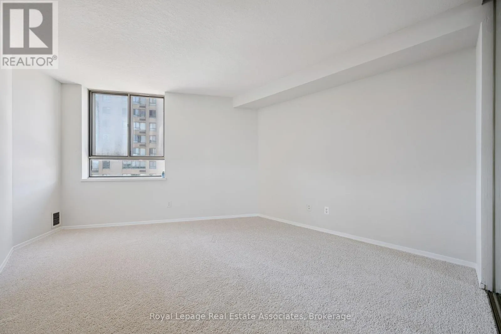 1004 - 260 QUEENS QUAY W