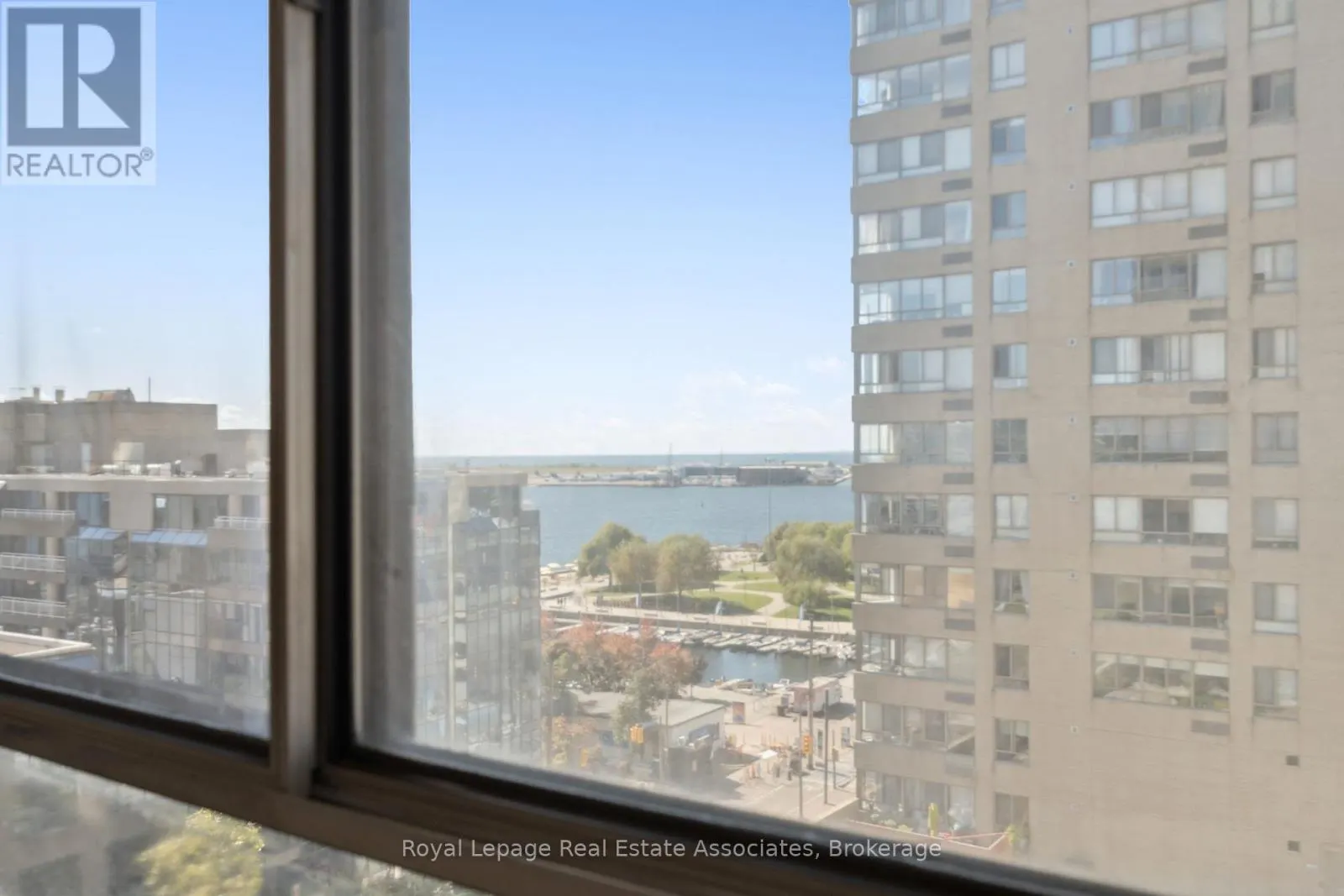 1004 - 260 QUEENS QUAY W