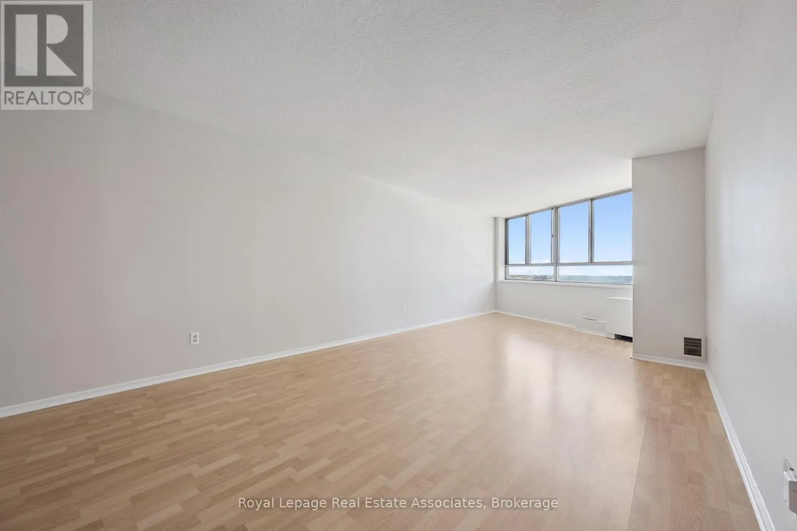 1004 - 260 QUEENS QUAY W