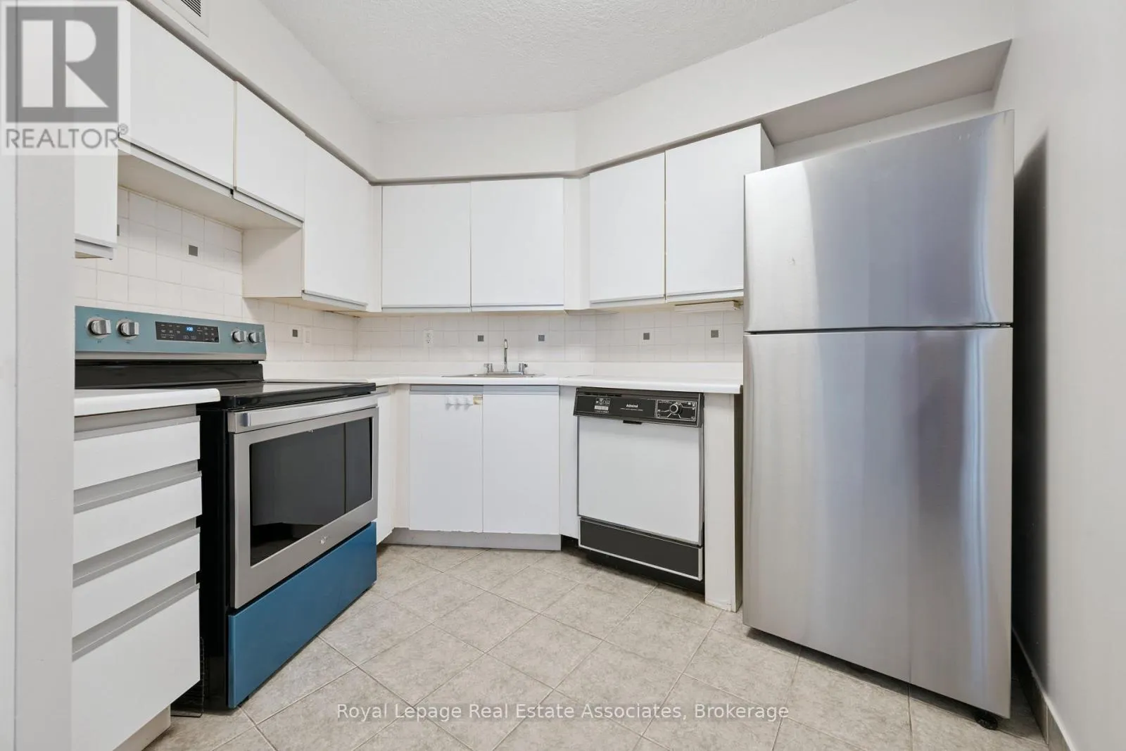 1004 - 260 QUEENS QUAY W
