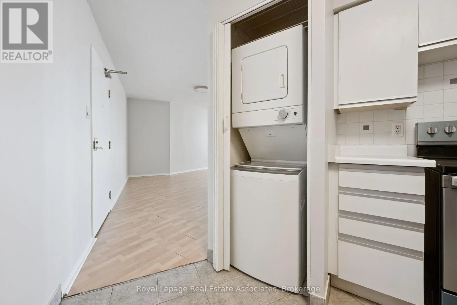 1004 - 260 QUEENS QUAY W