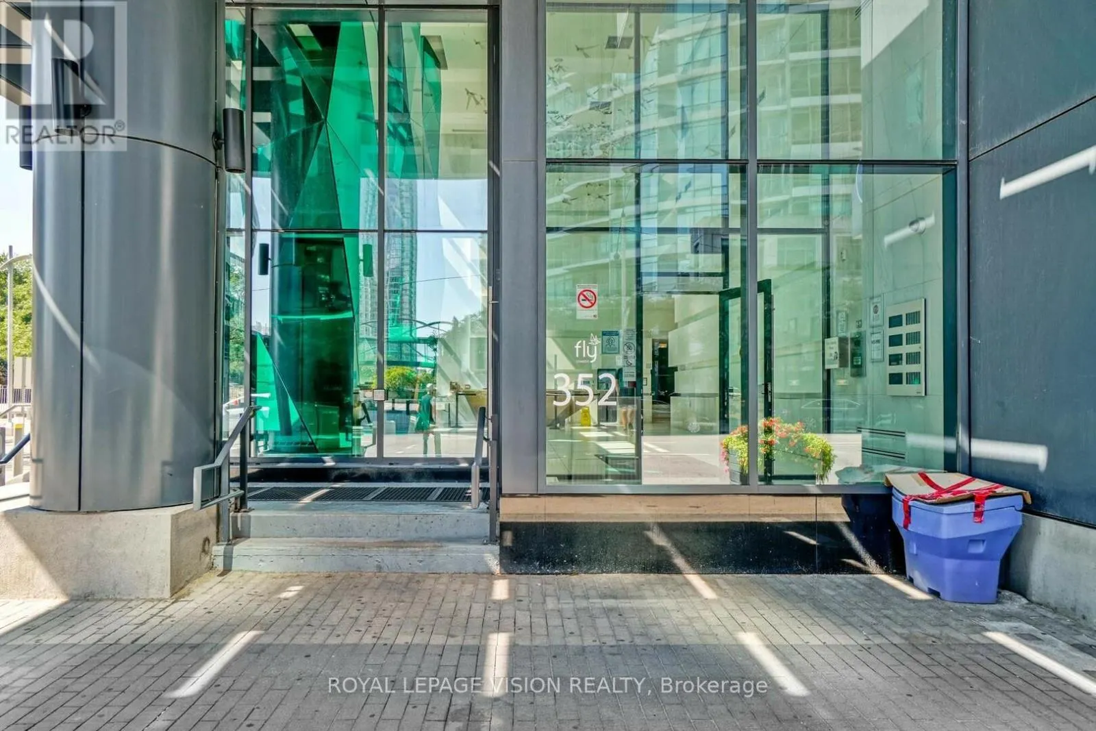 2012 - 352 FRONT STREET W