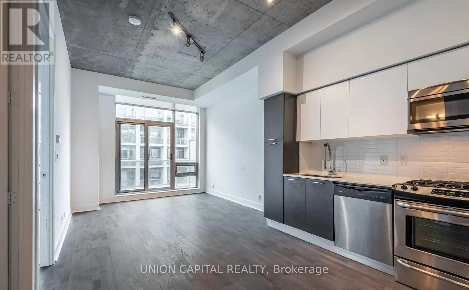 816 - 399 ADELAIDE STREET W