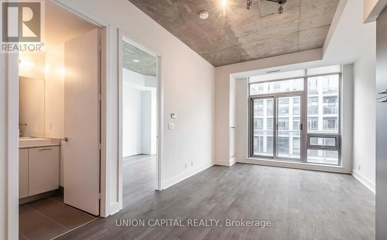 816 - 399 ADELAIDE STREET W