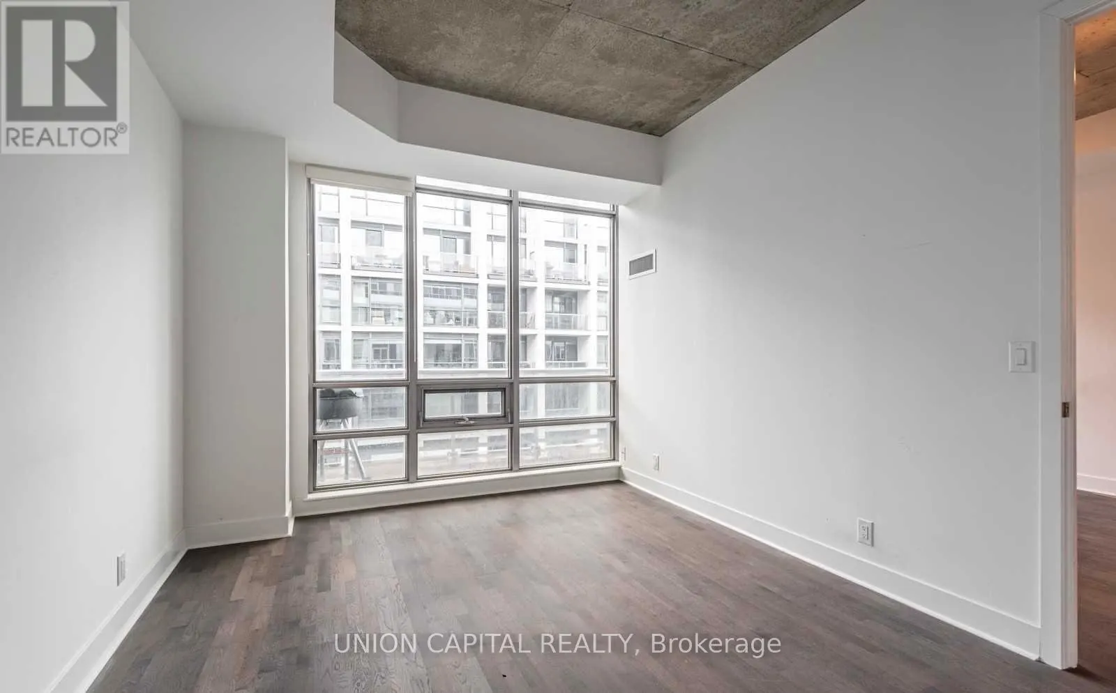 816 - 399 ADELAIDE STREET W