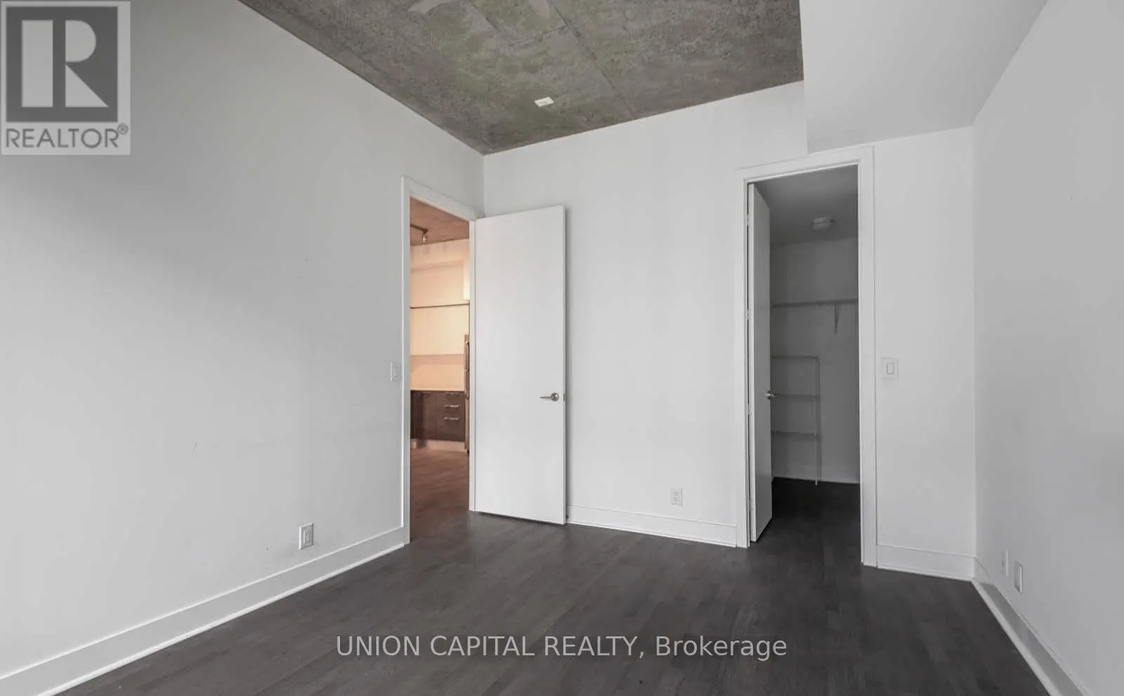 816 - 399 ADELAIDE STREET W
