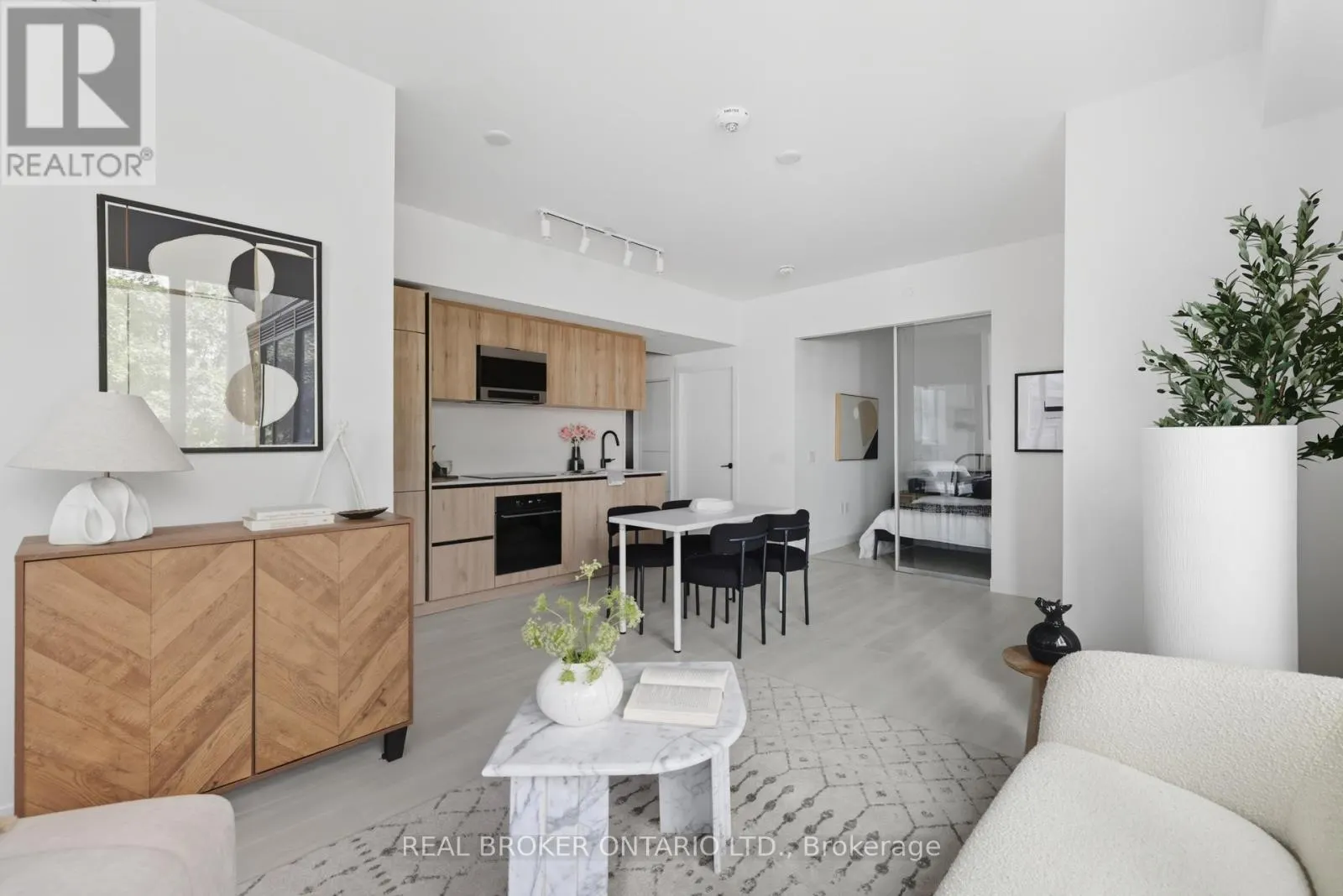 207 - 127 BROADWAY AVENUE