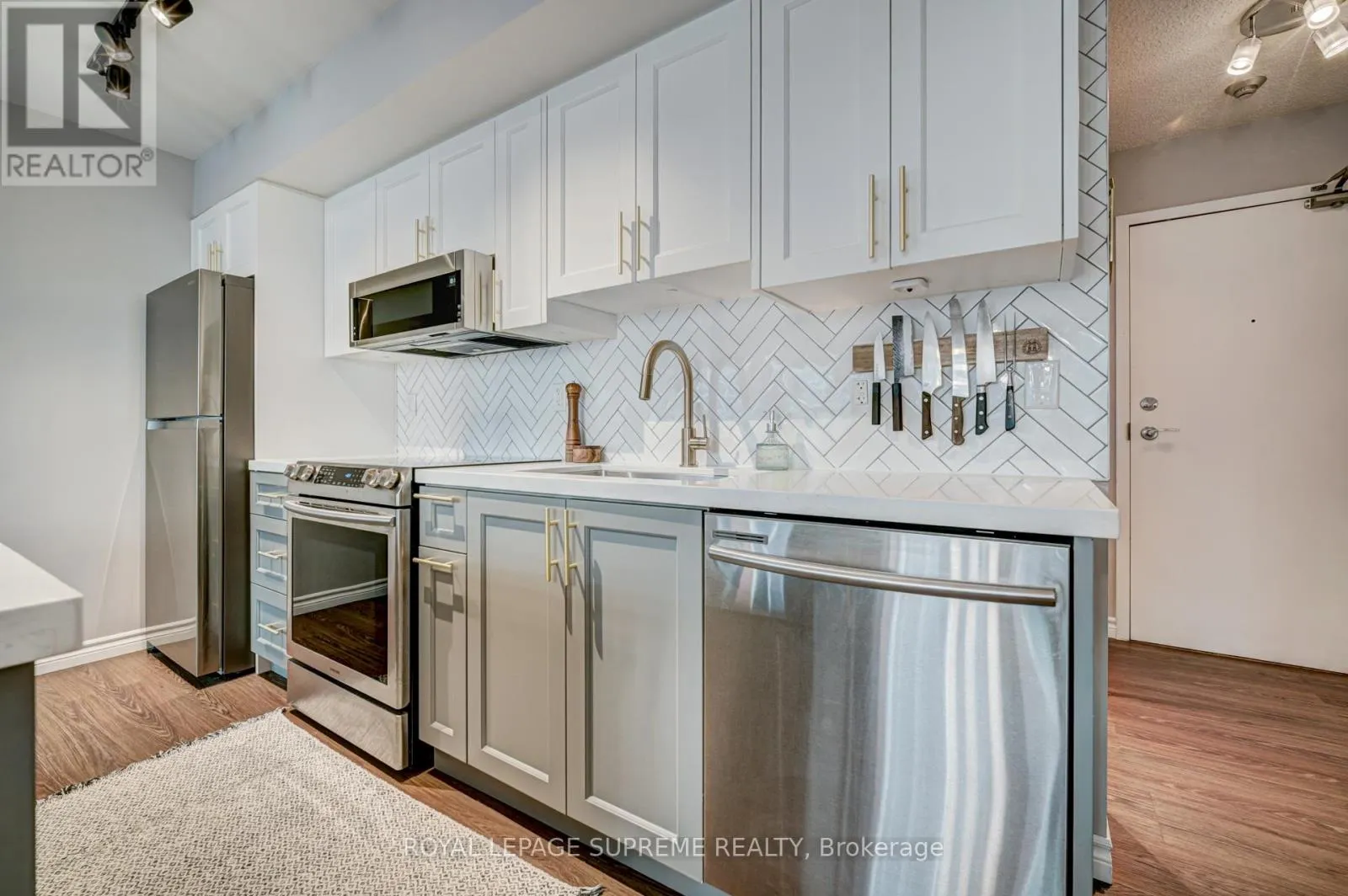 716 - 230 KING STREET E