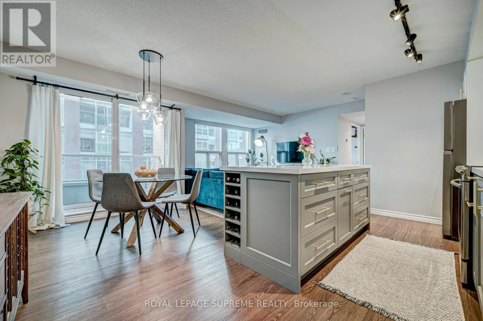 716 - 230 KING STREET E