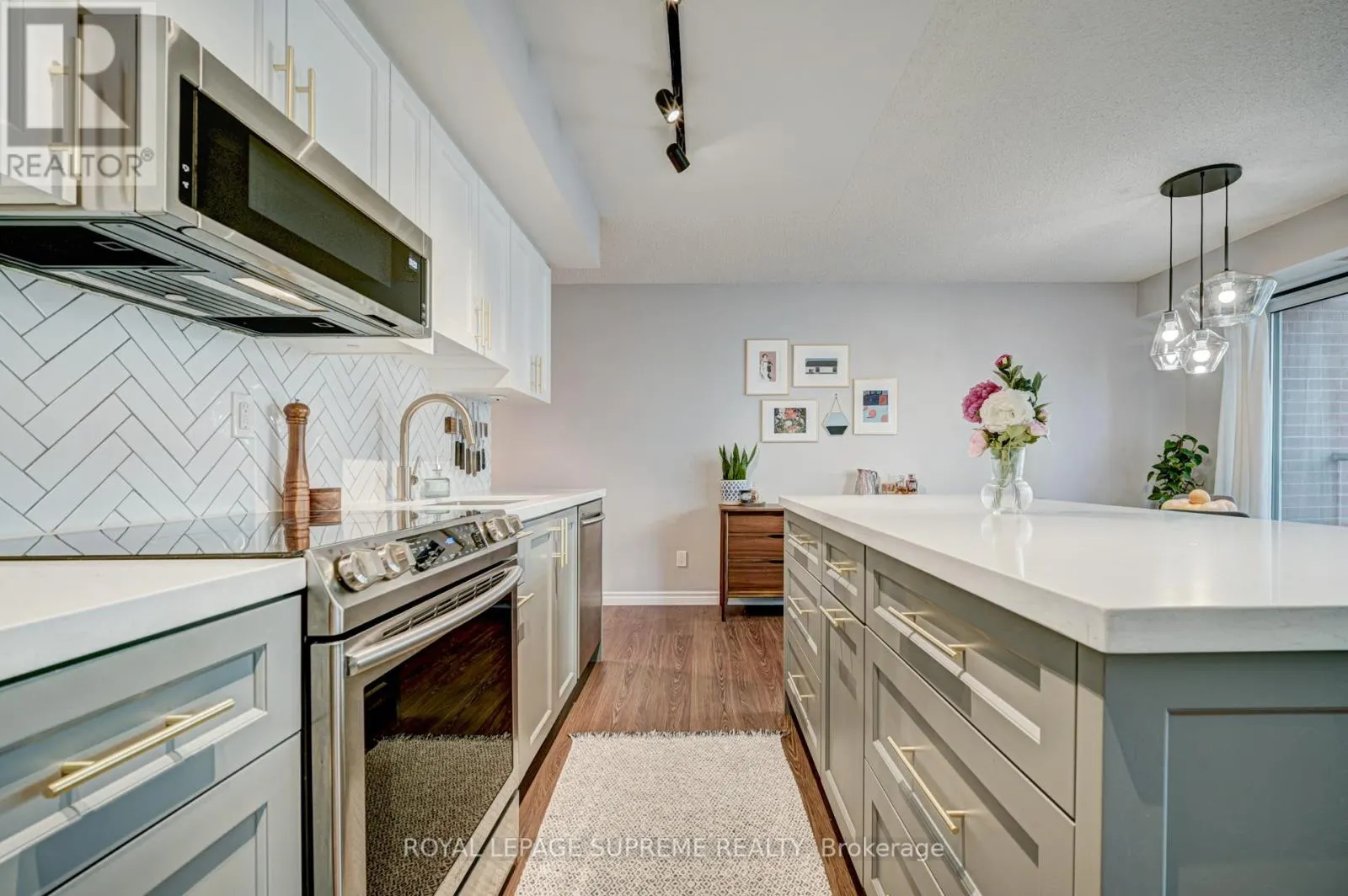 716 - 230 KING STREET E