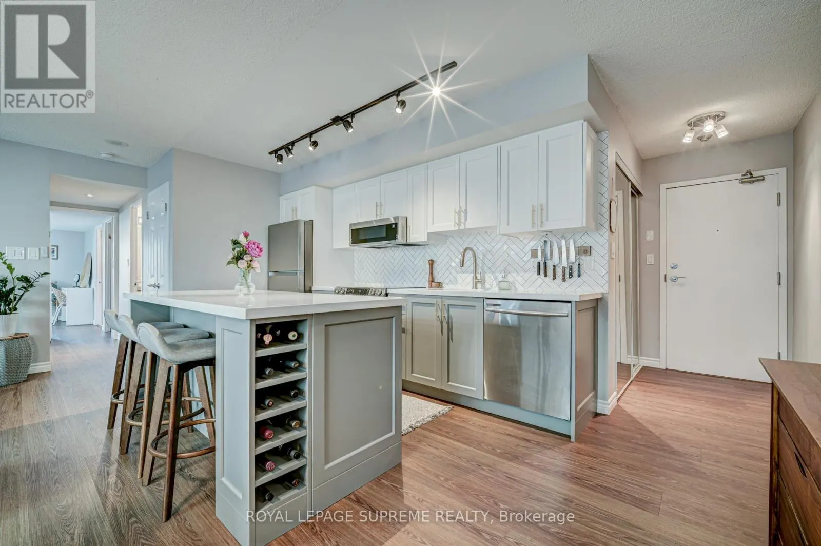 716 - 230 KING STREET E