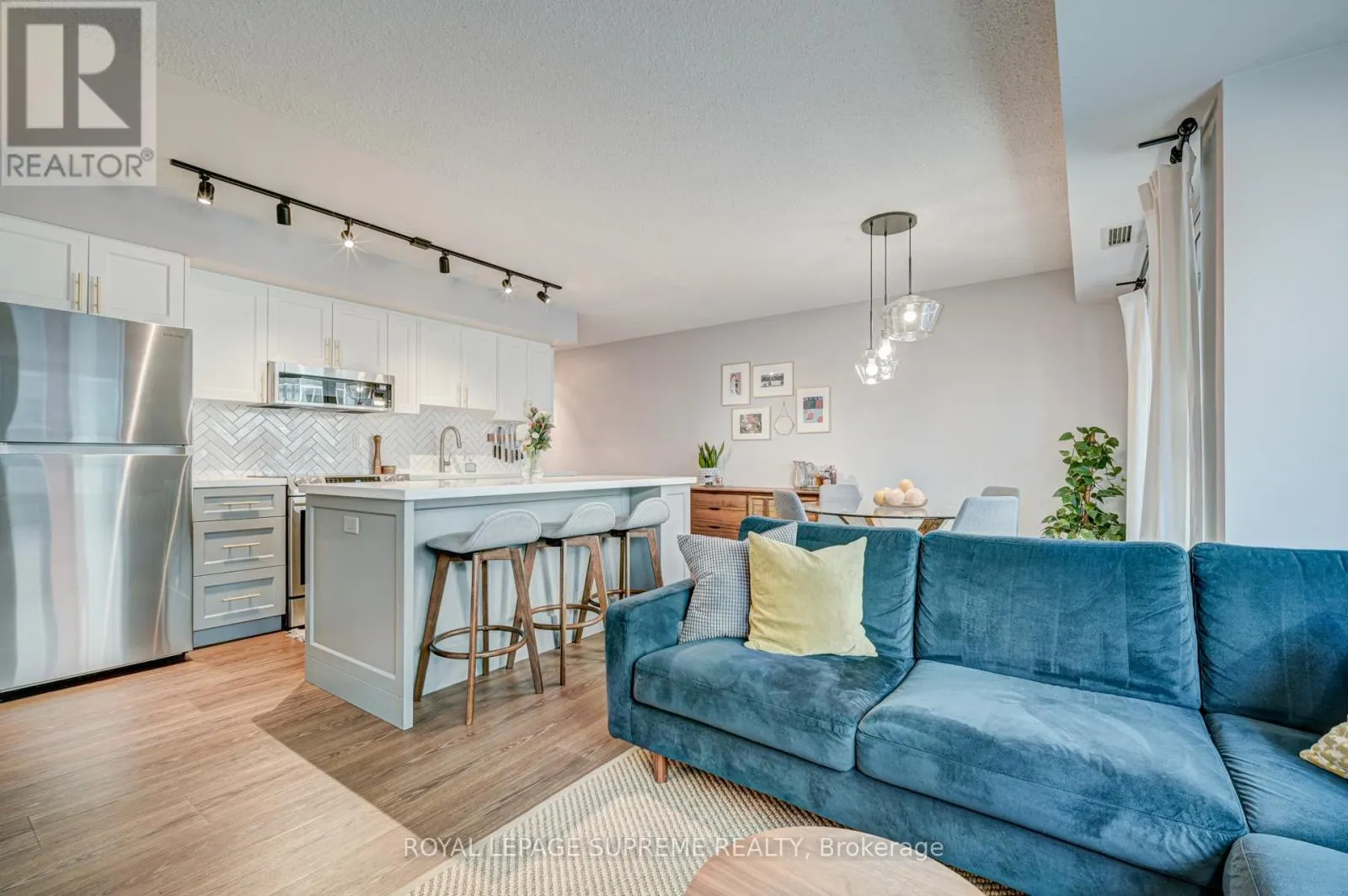 716 - 230 KING STREET E