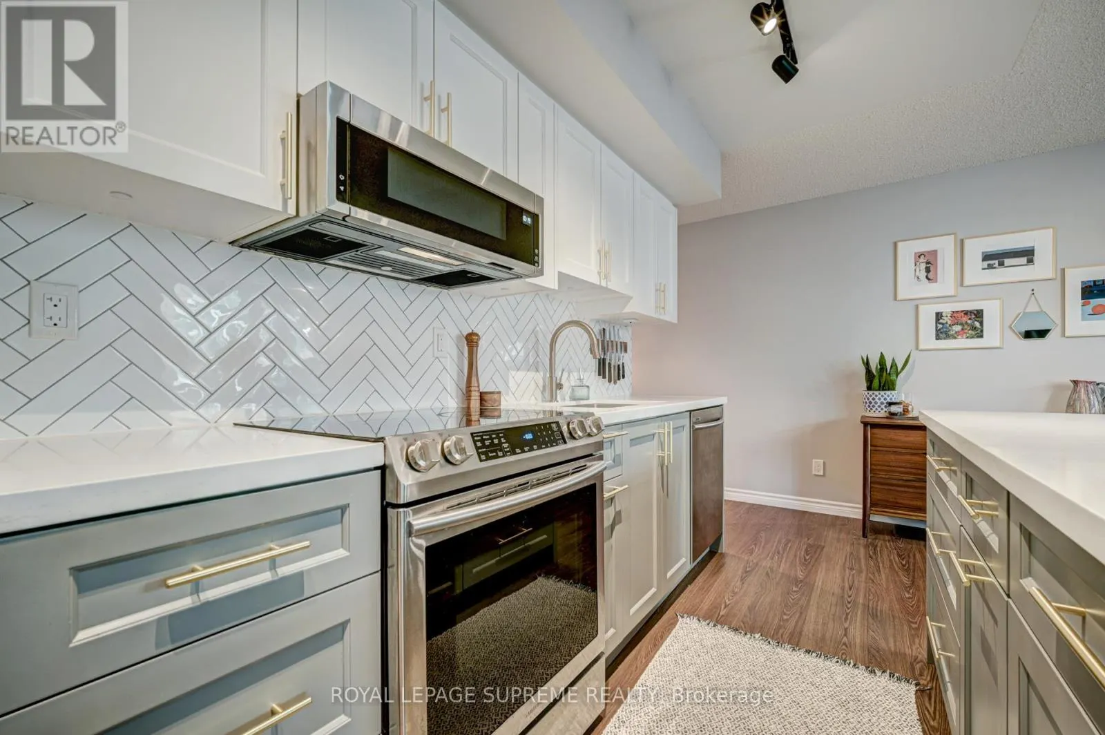 716 - 230 KING STREET E