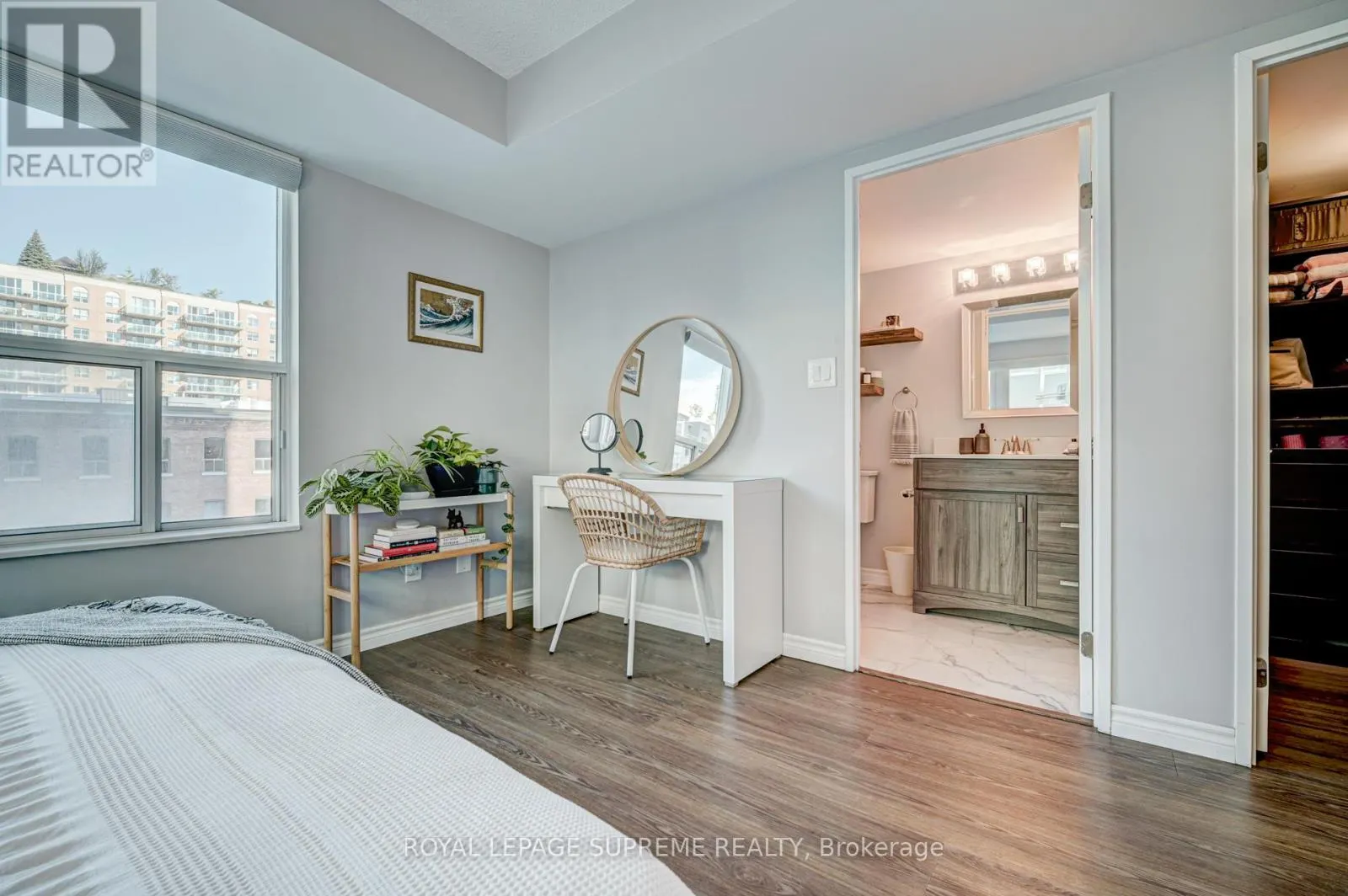 716 - 230 KING STREET E