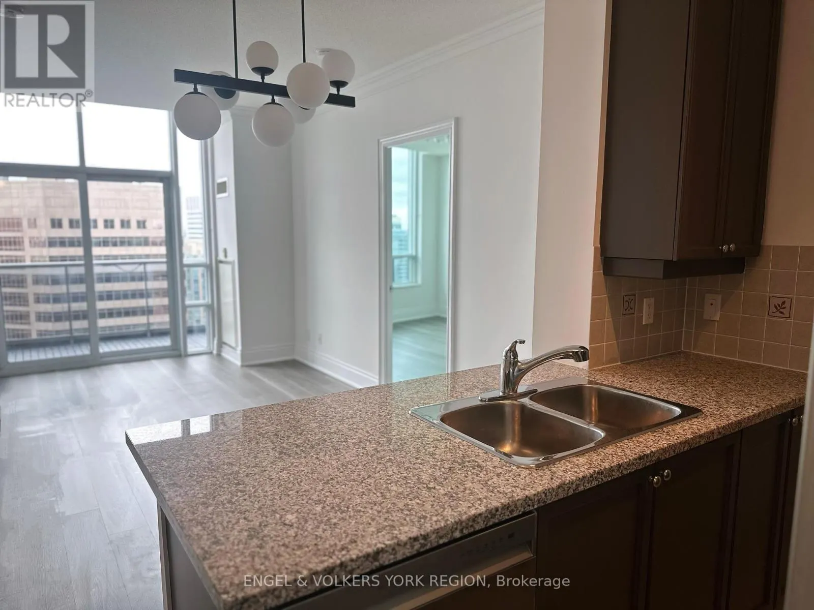 PH14 - 15 GREENVIEW AVENUE