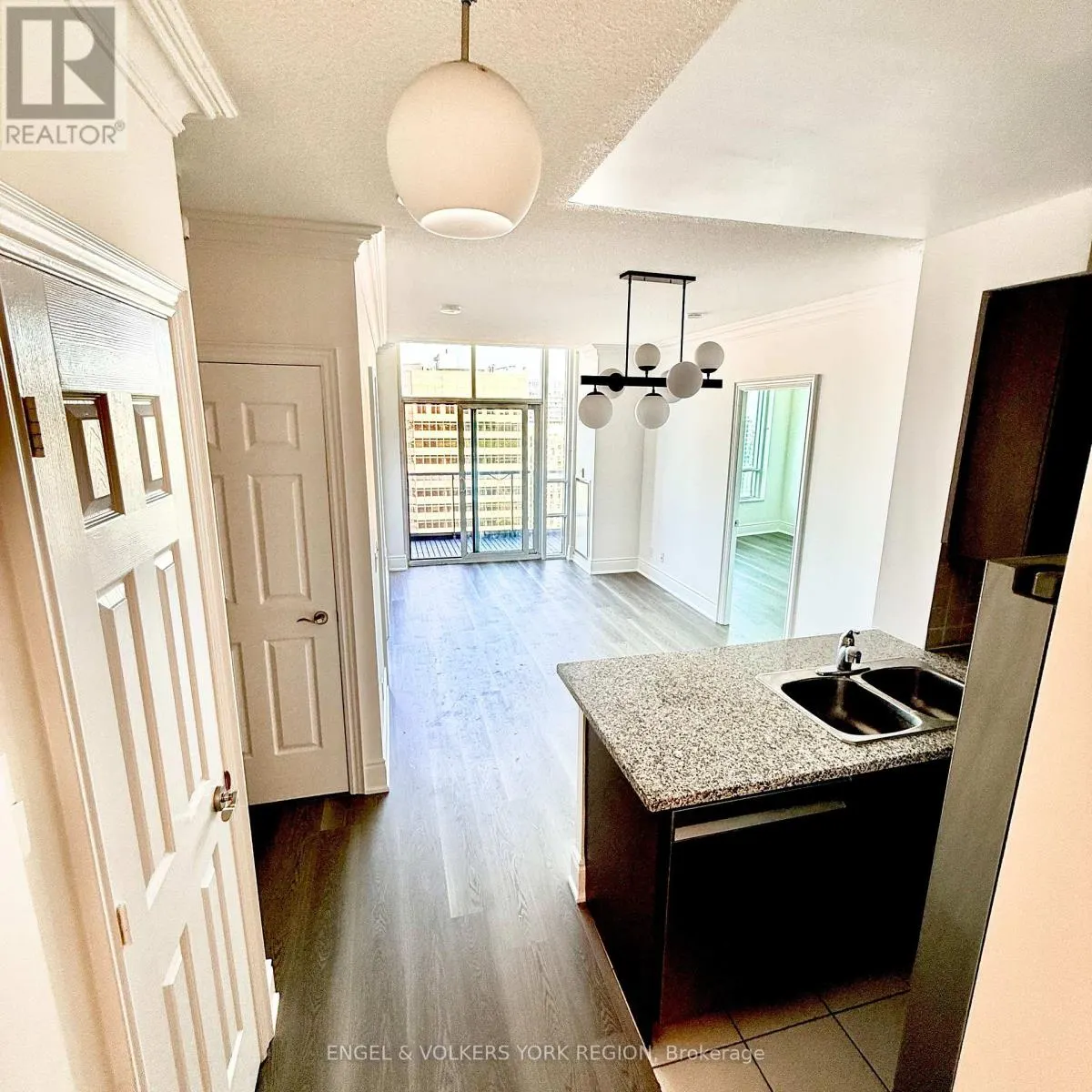 PH14 - 15 GREENVIEW AVENUE