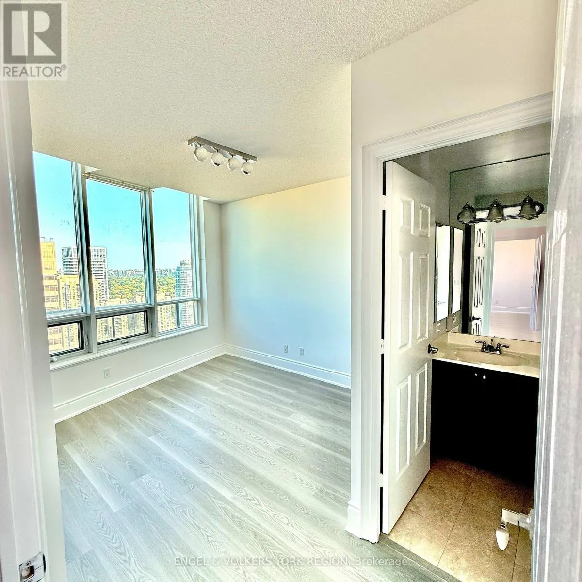 PH14 - 15 GREENVIEW AVENUE