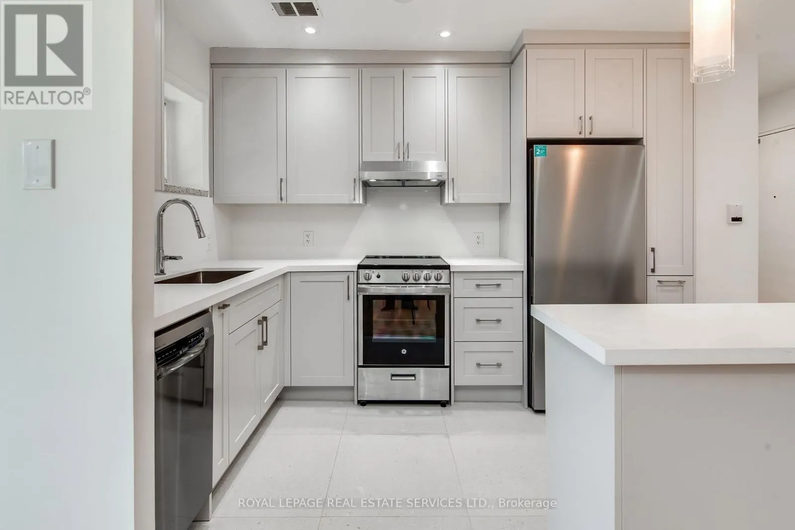 206 - 172 SHERWOOD AVENUE