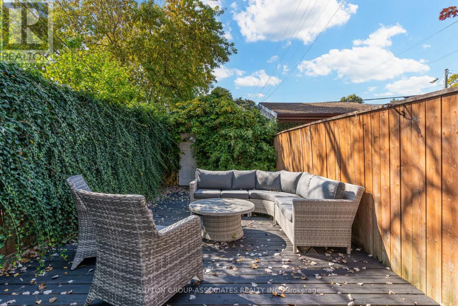 832 MANNING AVENUE