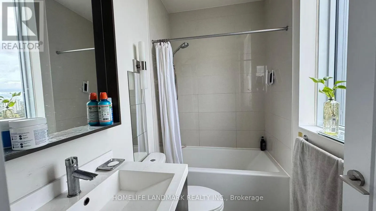 PH11 - 18 GRAYDON HALL DRIVE