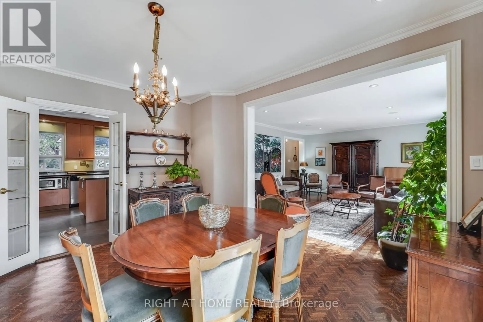 25 CLARENDON AVENUE