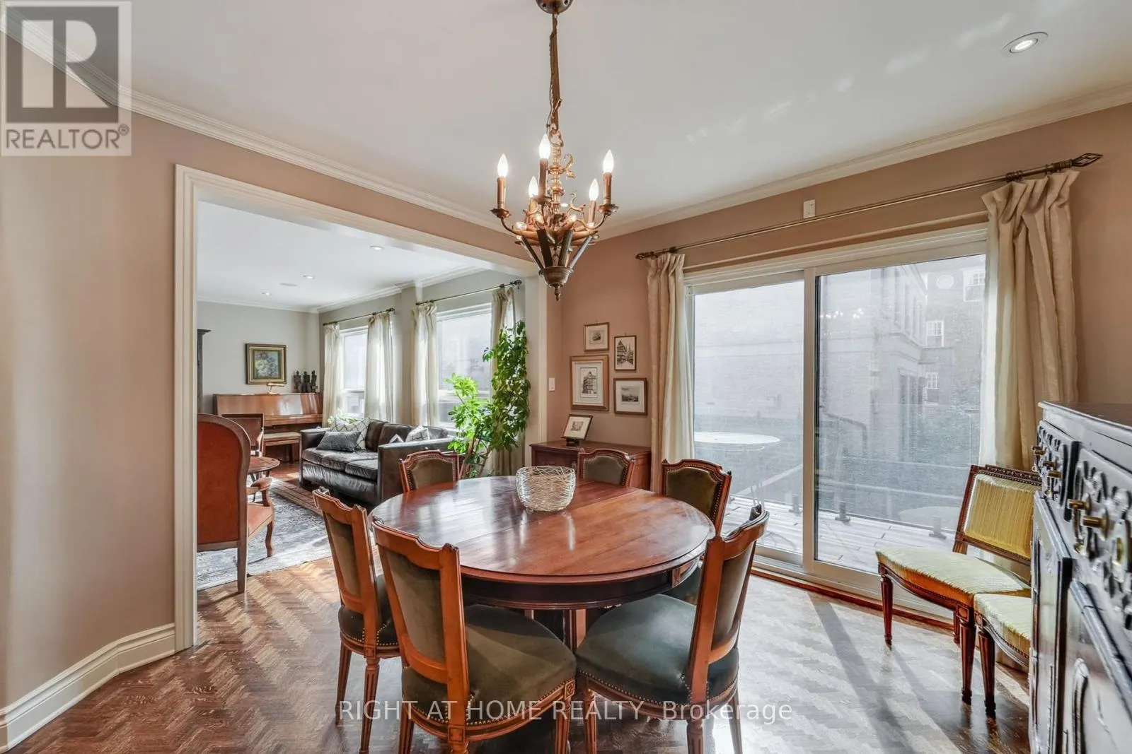 25 CLARENDON AVENUE