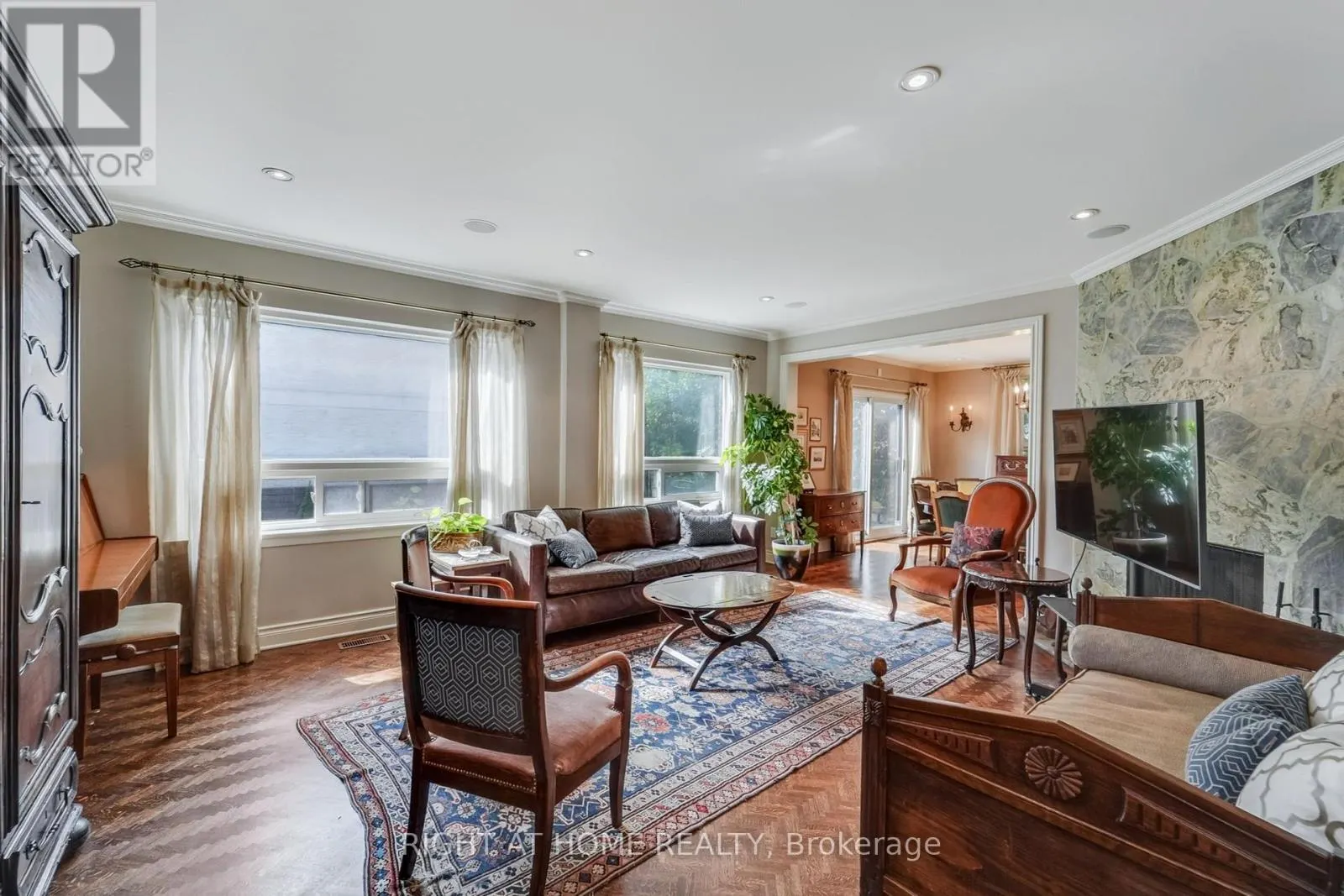 25 CLARENDON AVENUE