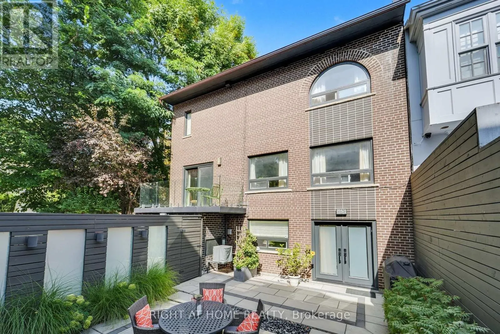 25 CLARENDON AVENUE