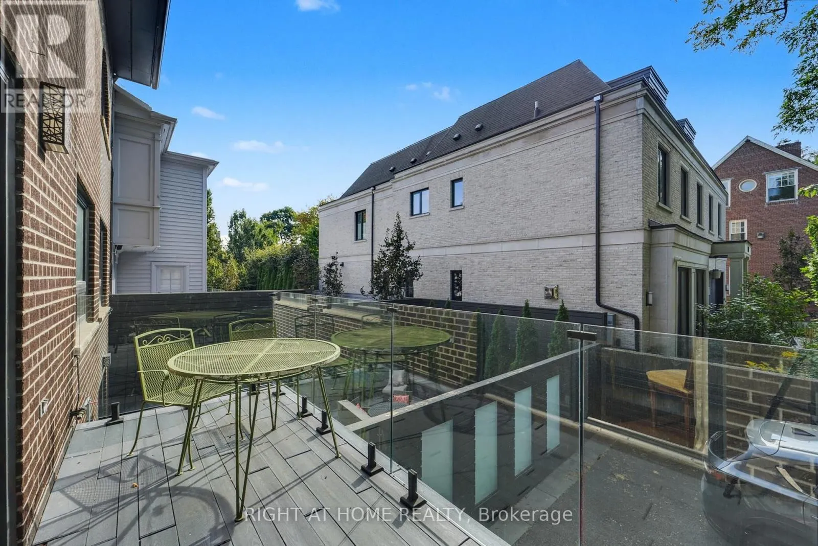 25 CLARENDON AVENUE