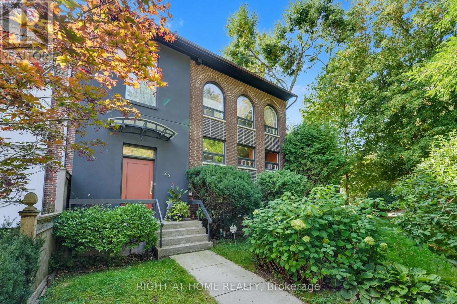 25 CLARENDON AVENUE