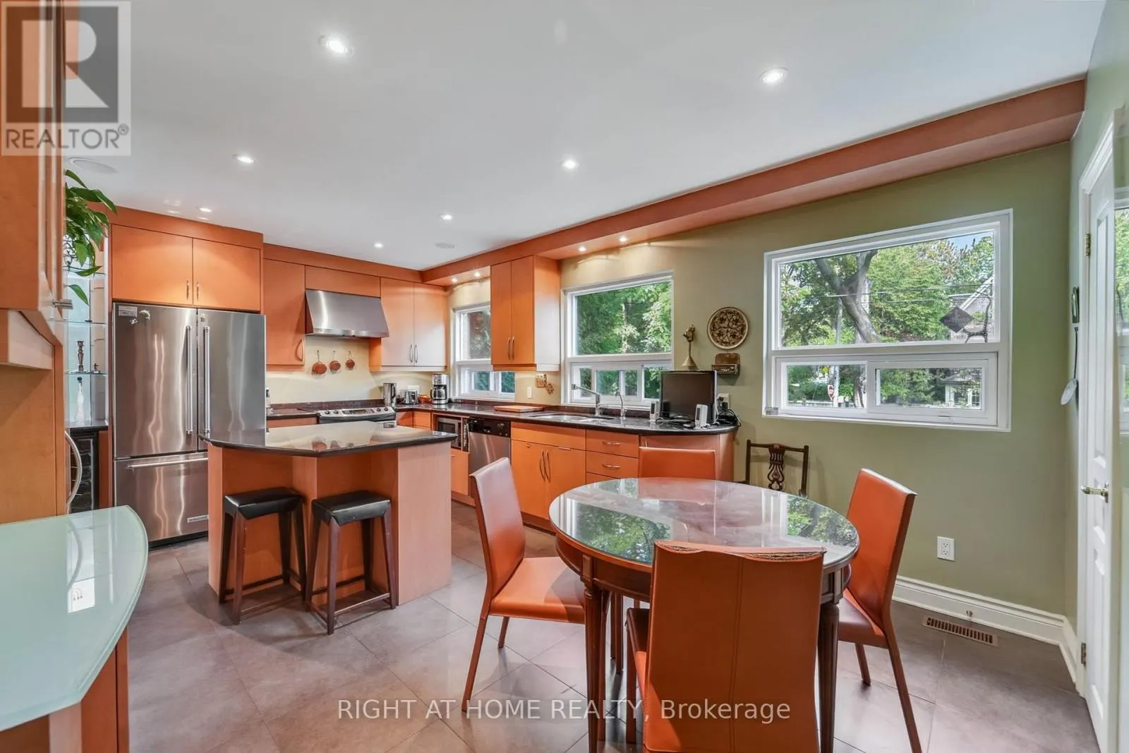 25 CLARENDON AVENUE