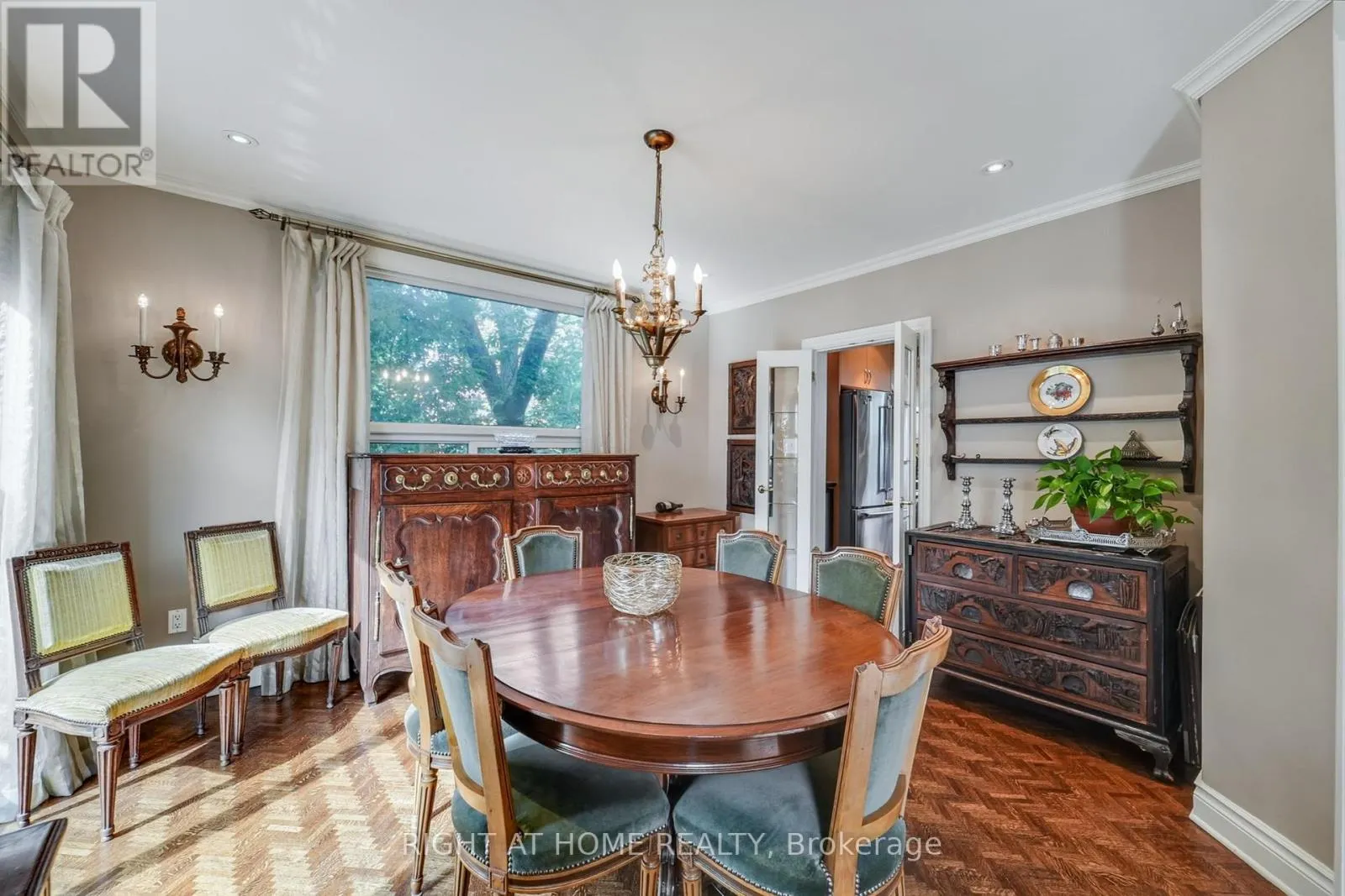 25 CLARENDON AVENUE