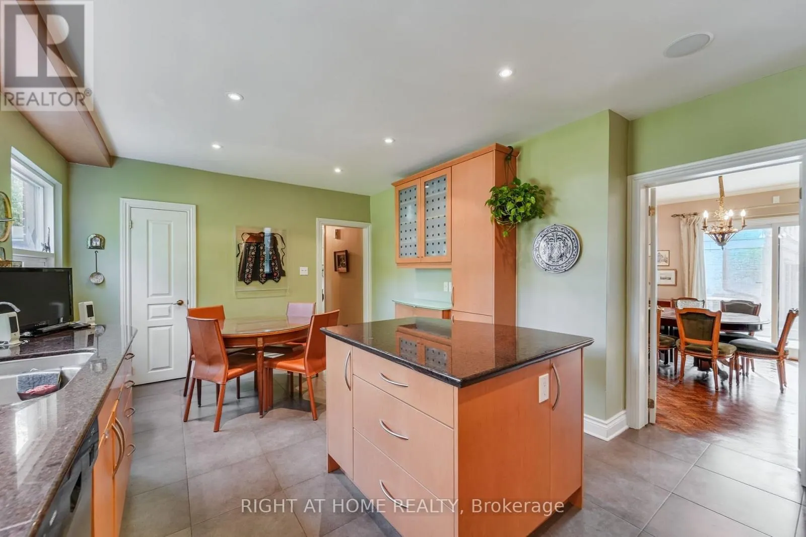 25 CLARENDON AVENUE
