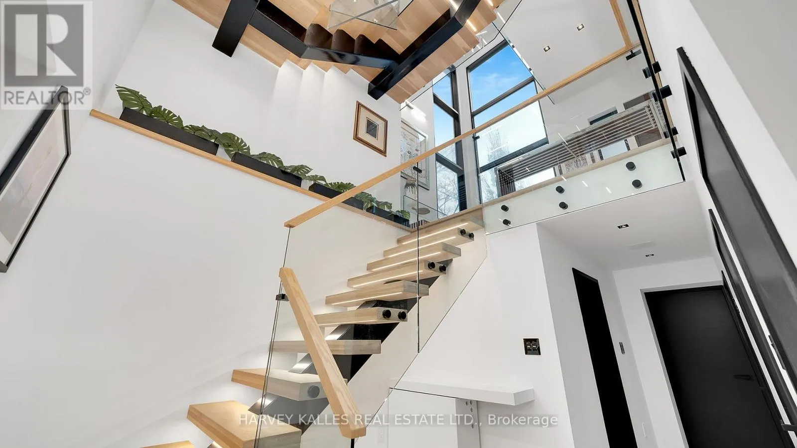 4 DOUGLAS CRESCENT