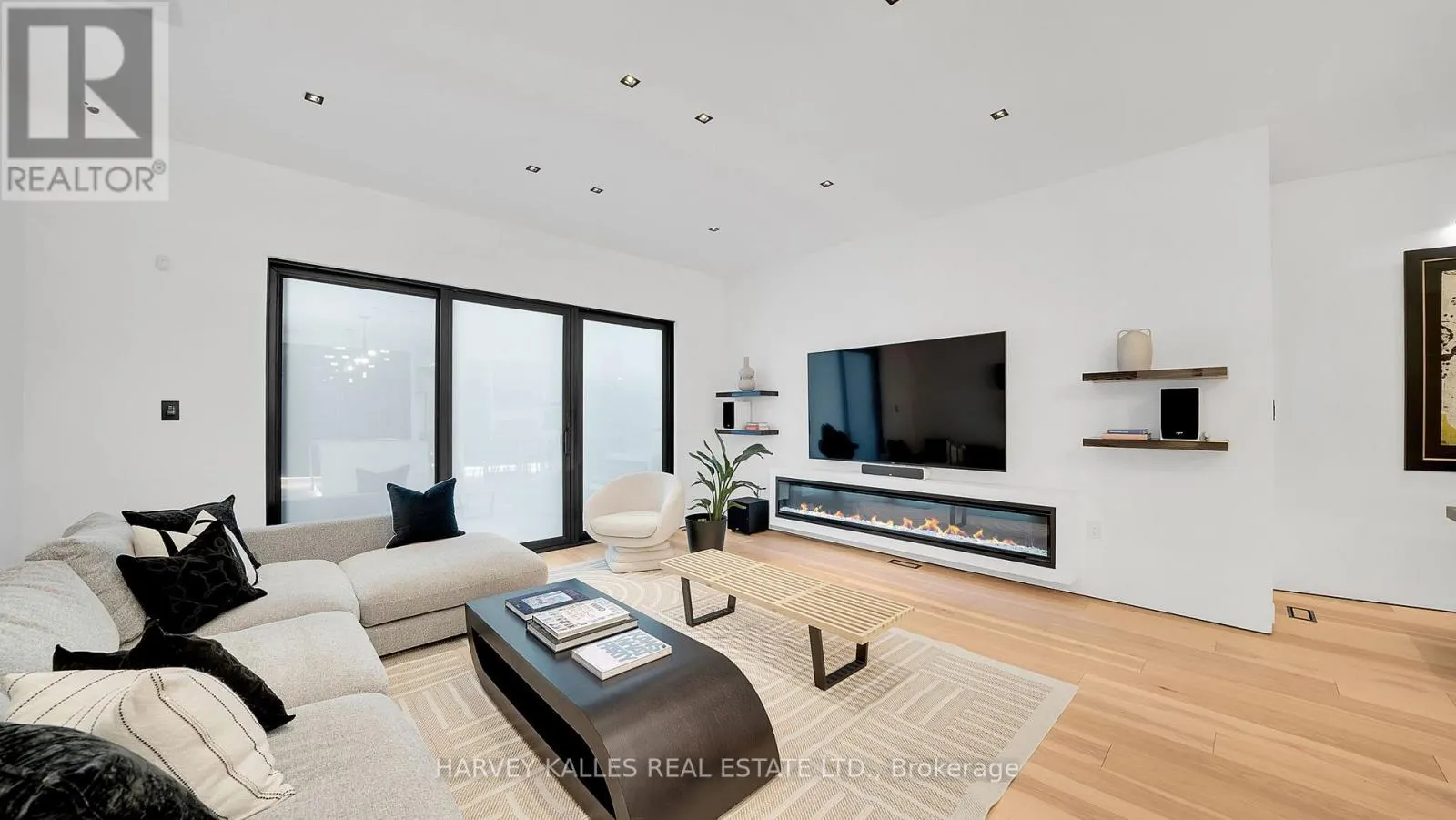4 DOUGLAS CRESCENT