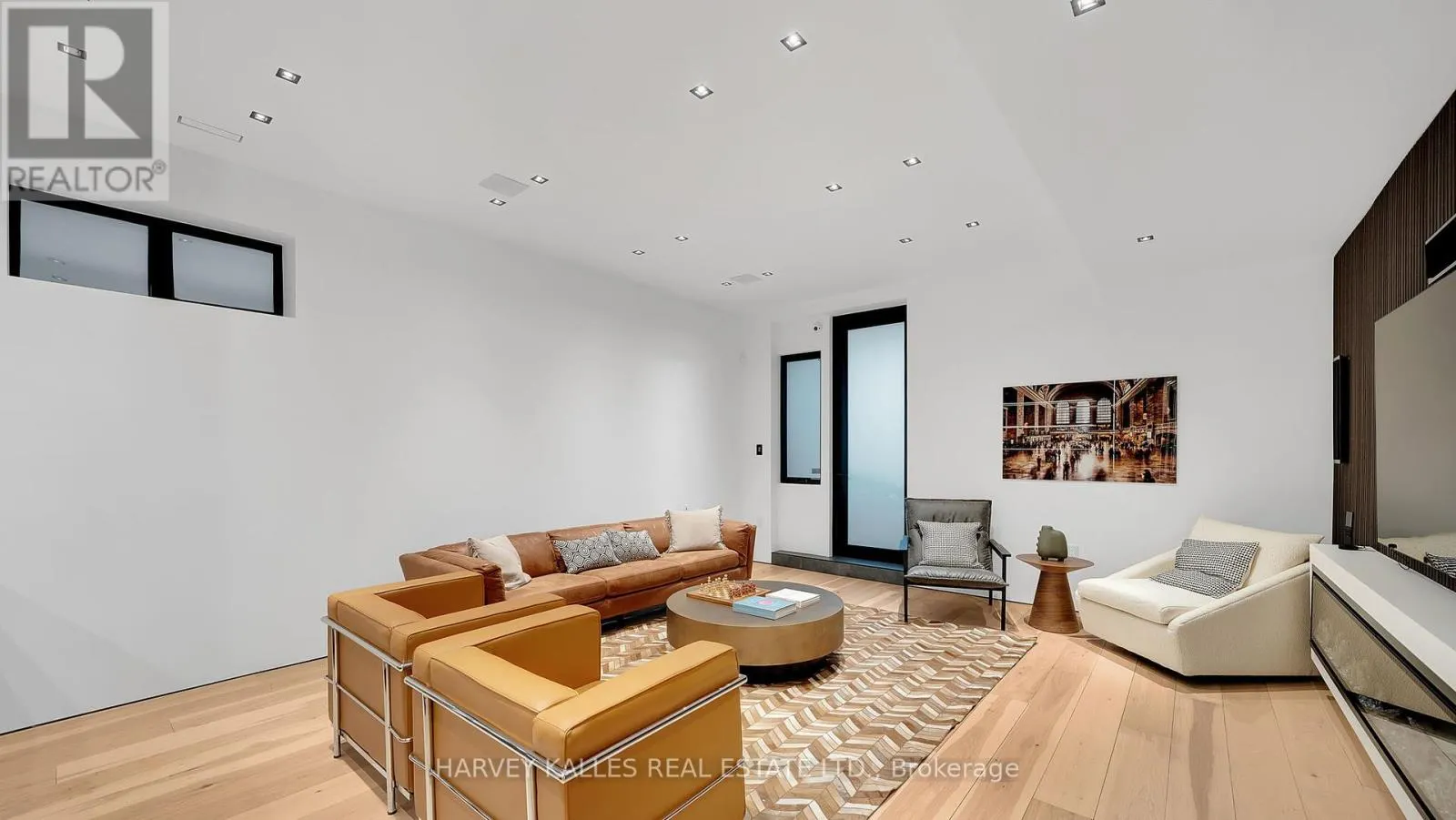 4 DOUGLAS CRESCENT