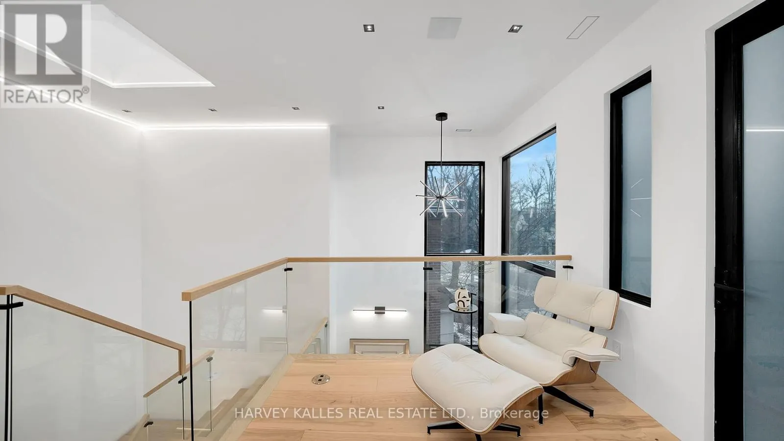 4 DOUGLAS CRESCENT
