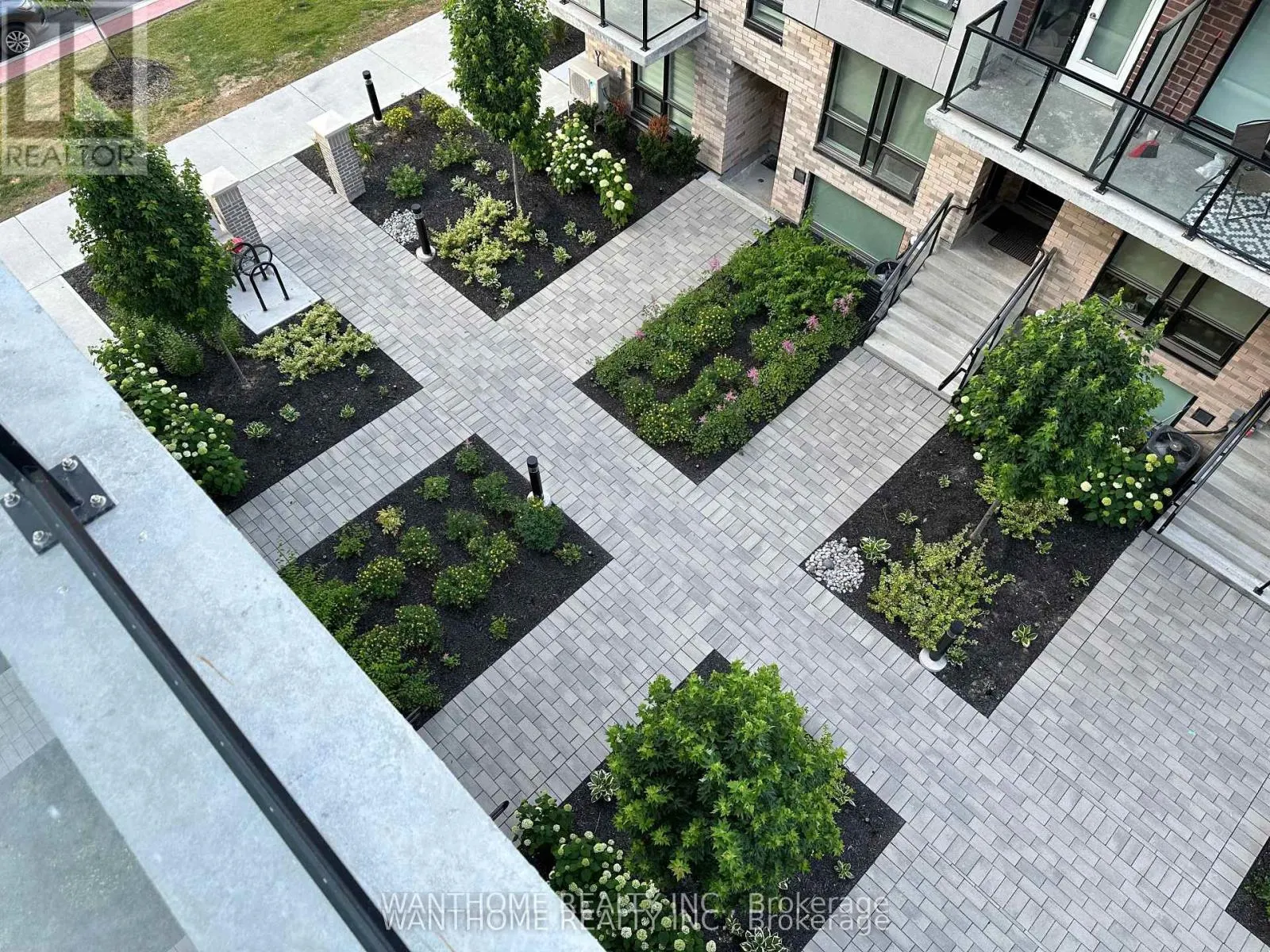 15 - 861 SHEPPARD AVENUE W