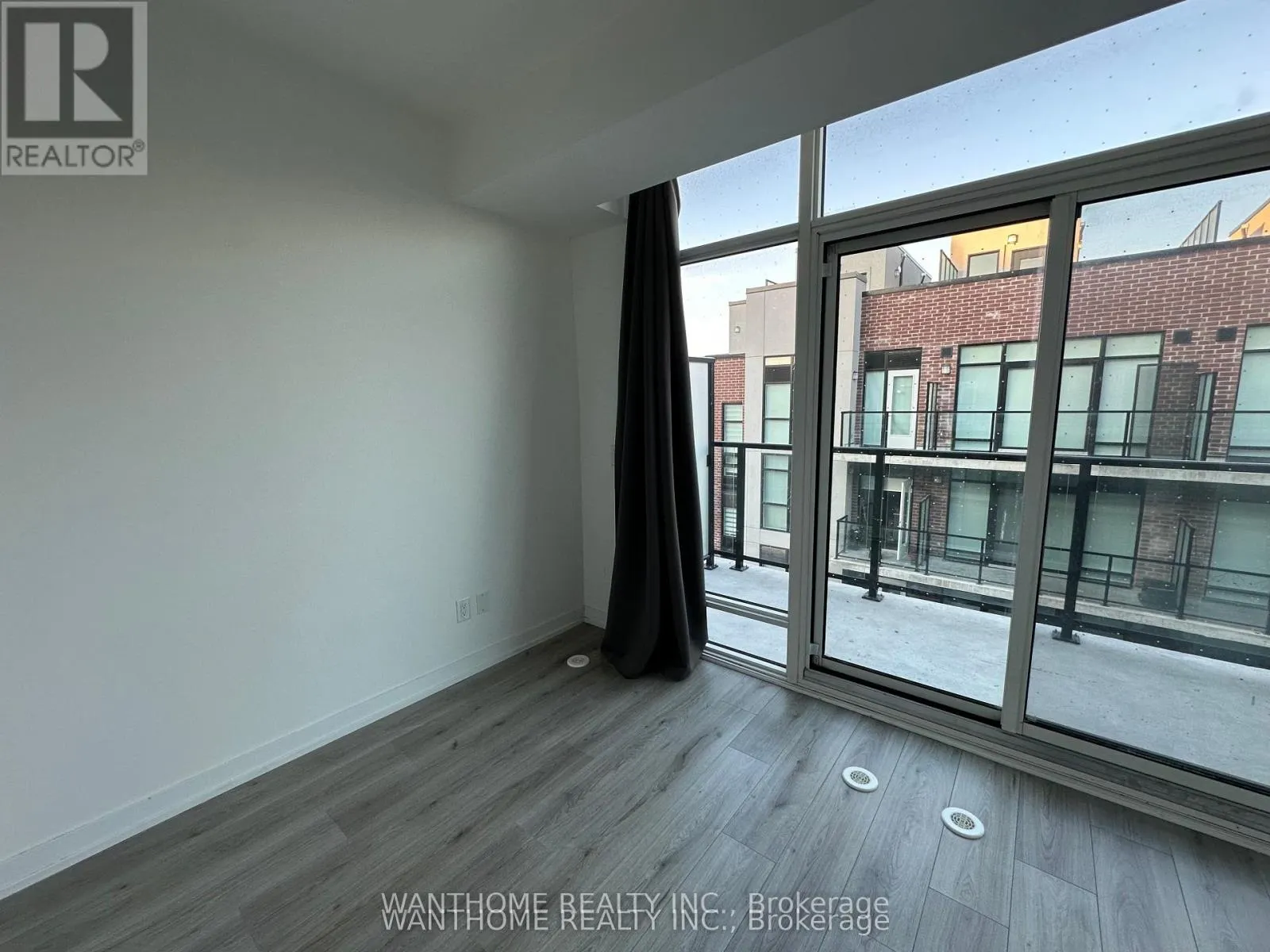15 - 861 SHEPPARD AVENUE W