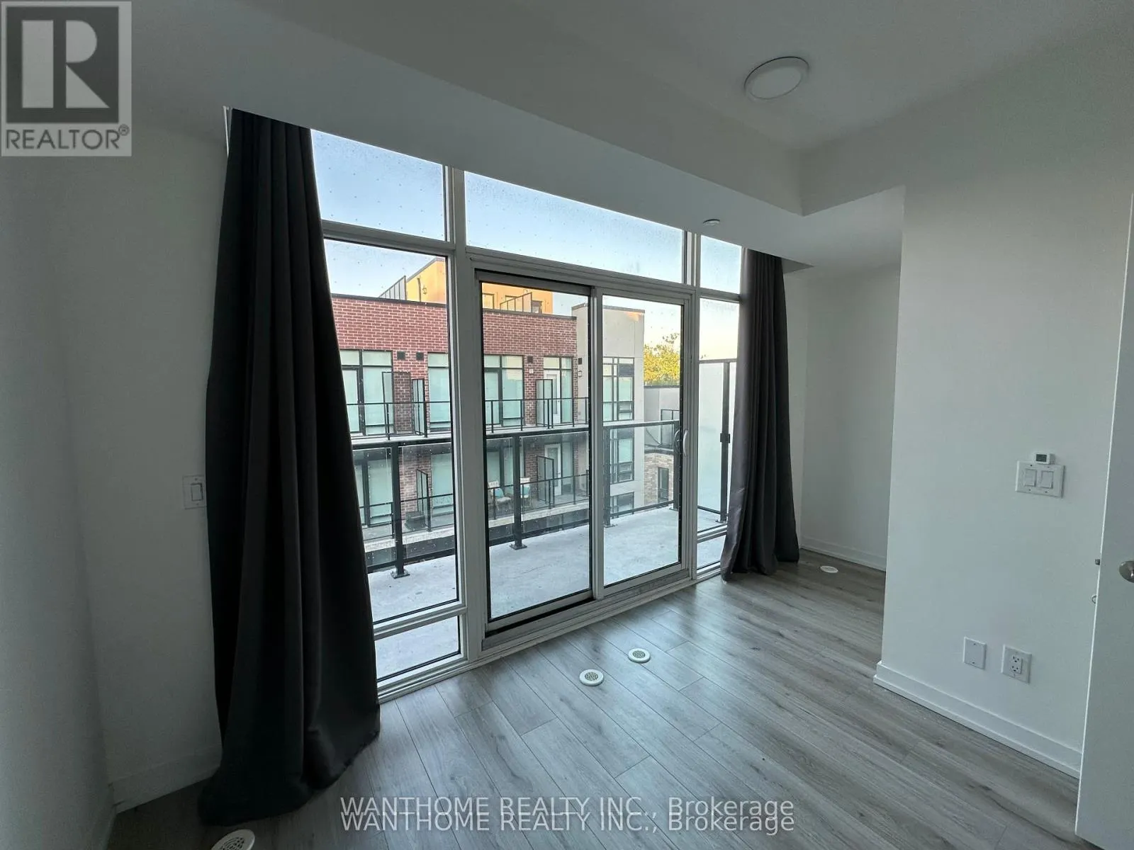 15 - 861 SHEPPARD AVENUE W