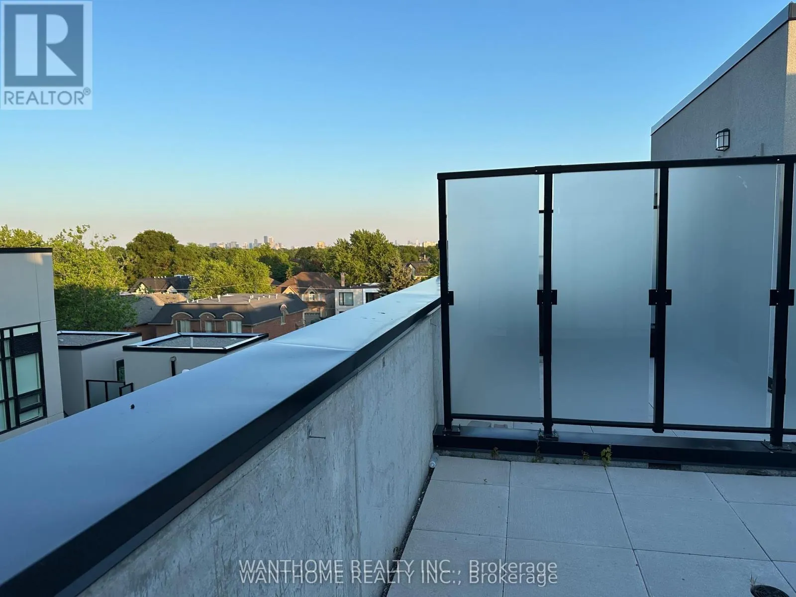 15 - 861 SHEPPARD AVENUE W