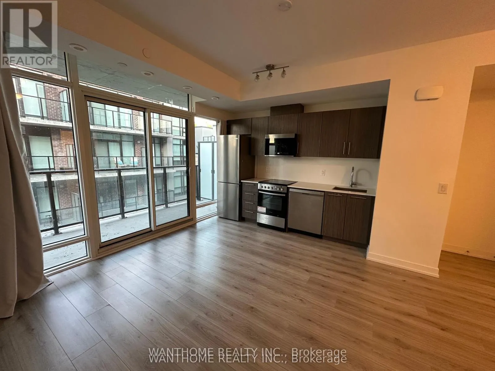 15 - 861 SHEPPARD AVENUE W