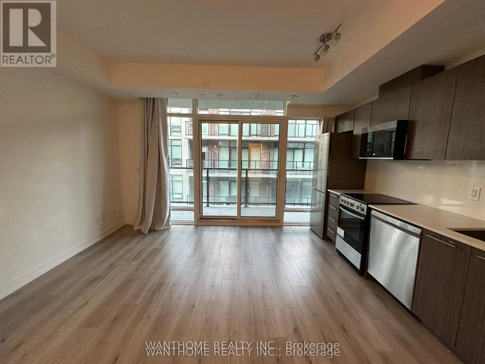 15 - 861 SHEPPARD AVENUE W