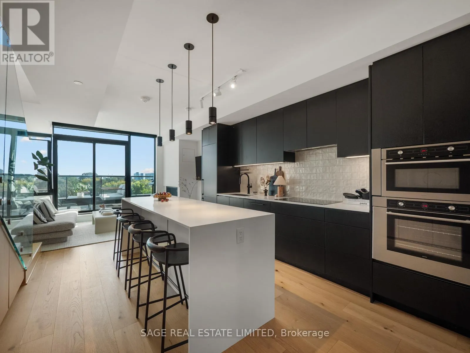 PH 621 - 899 COLLEGE STREET W