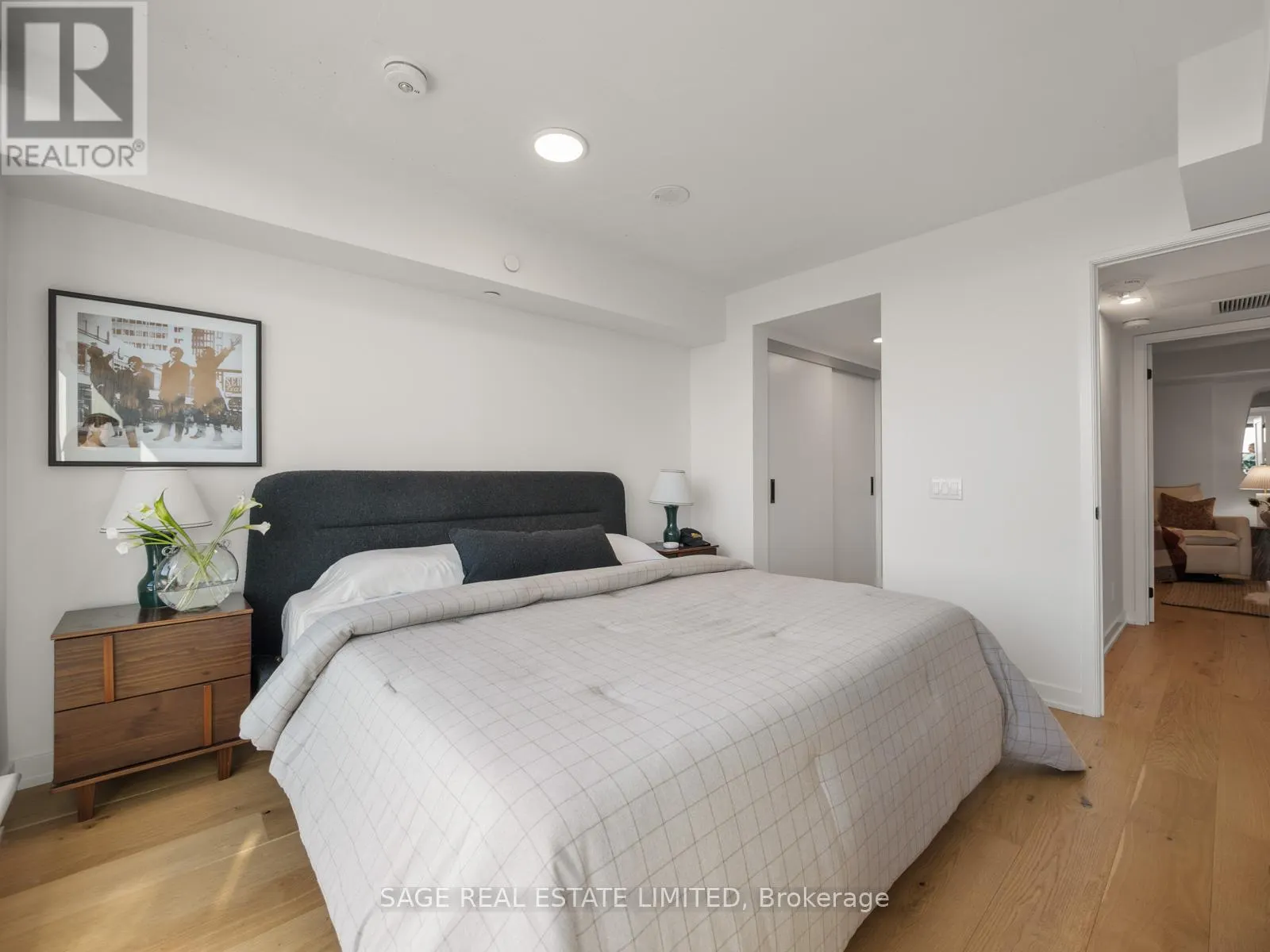 PH 621 - 899 COLLEGE STREET W