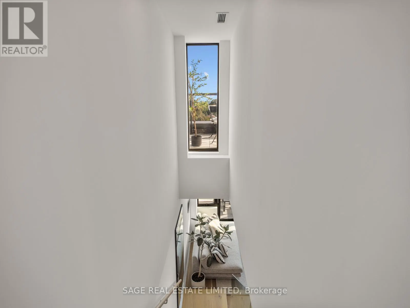 PH 621 - 899 COLLEGE STREET W